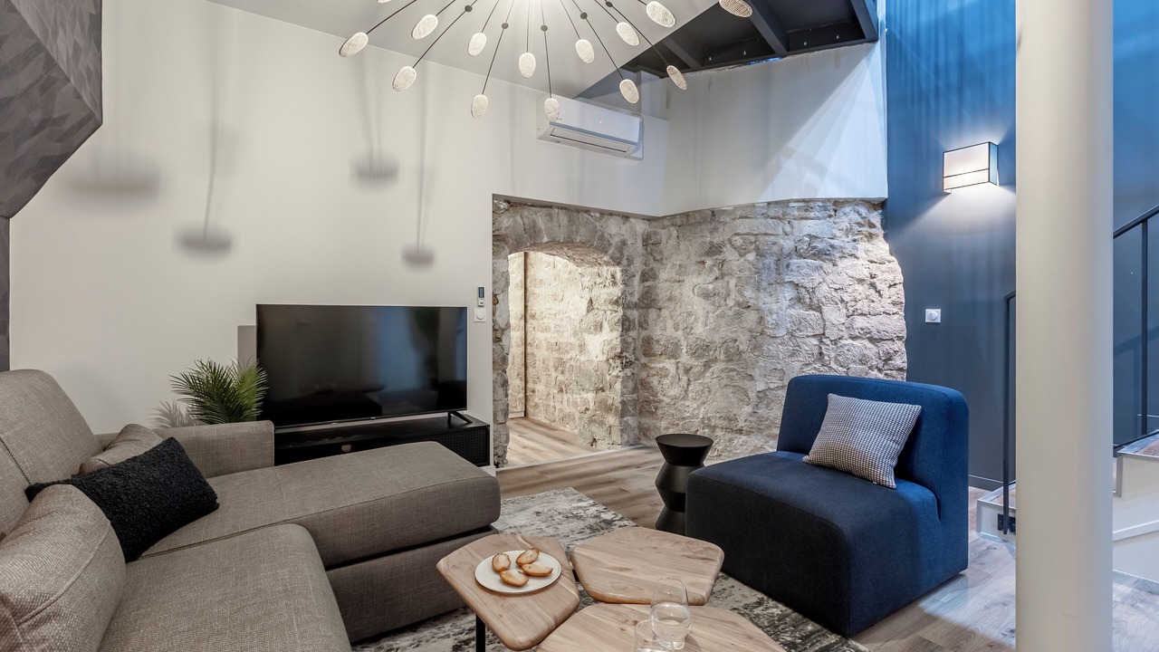 Photo of Others in Vivienne