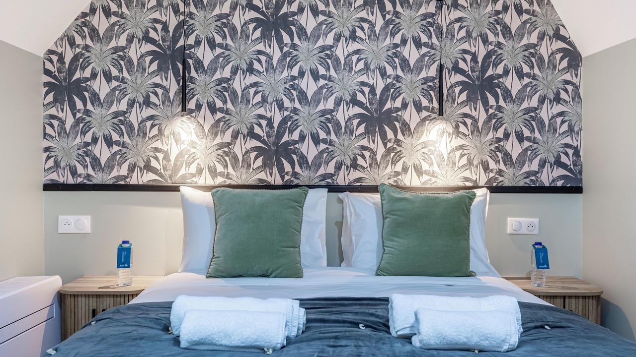 Photo of Others in Vivienne