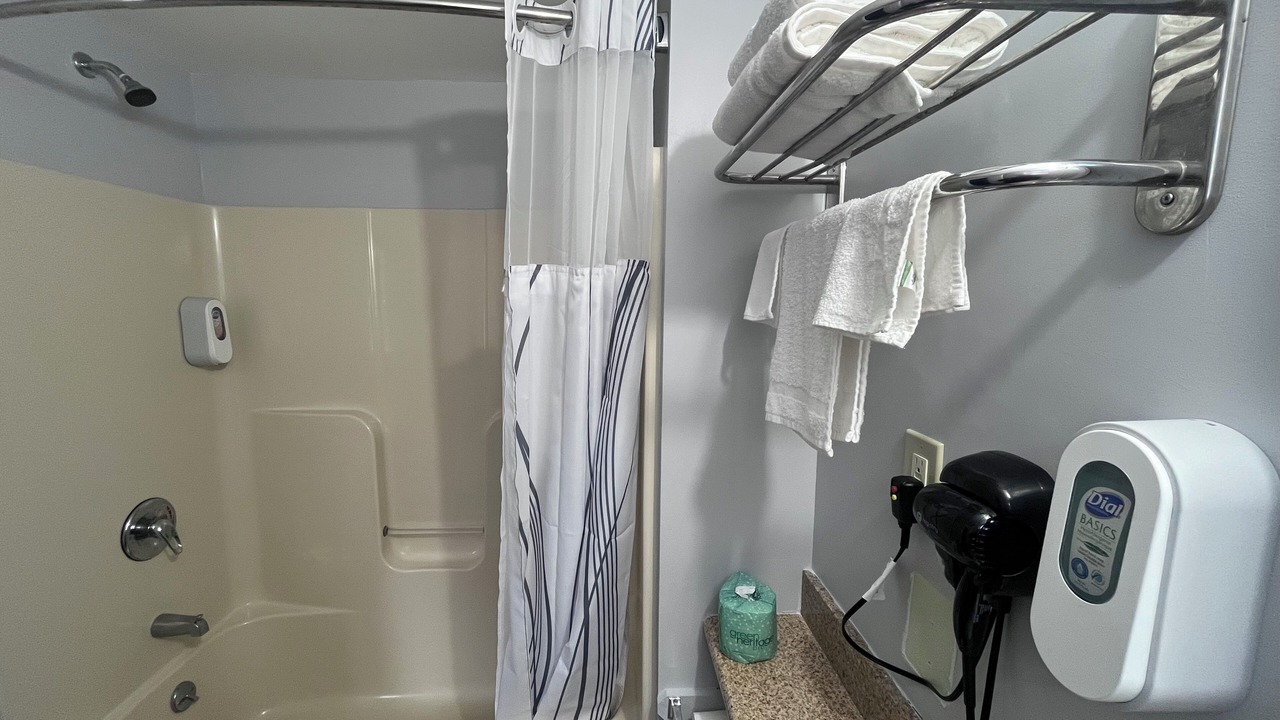 Photo of Bathroom in Chaplin