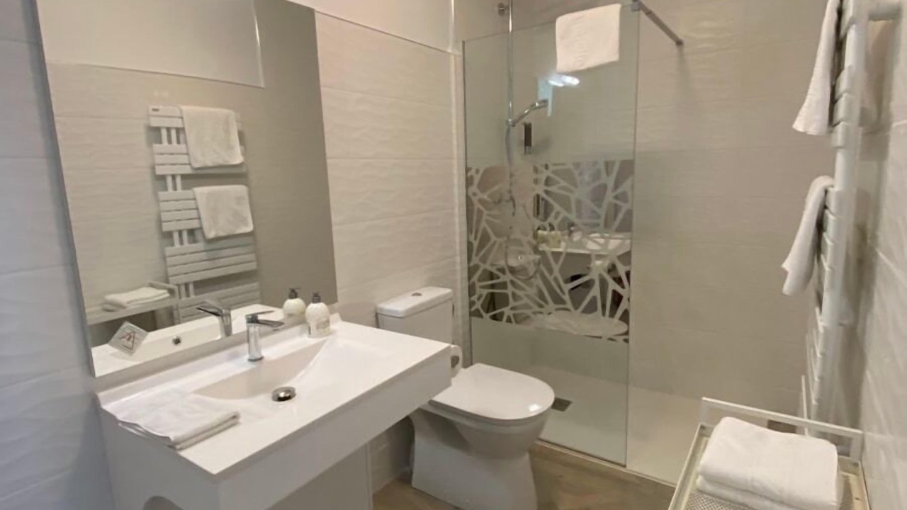 Photo of Bathroom in Mirepoix