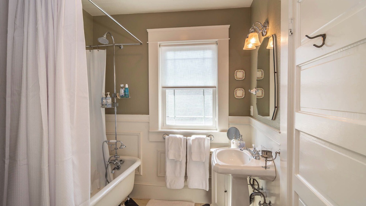 Photo of Bedroom in Roseburg