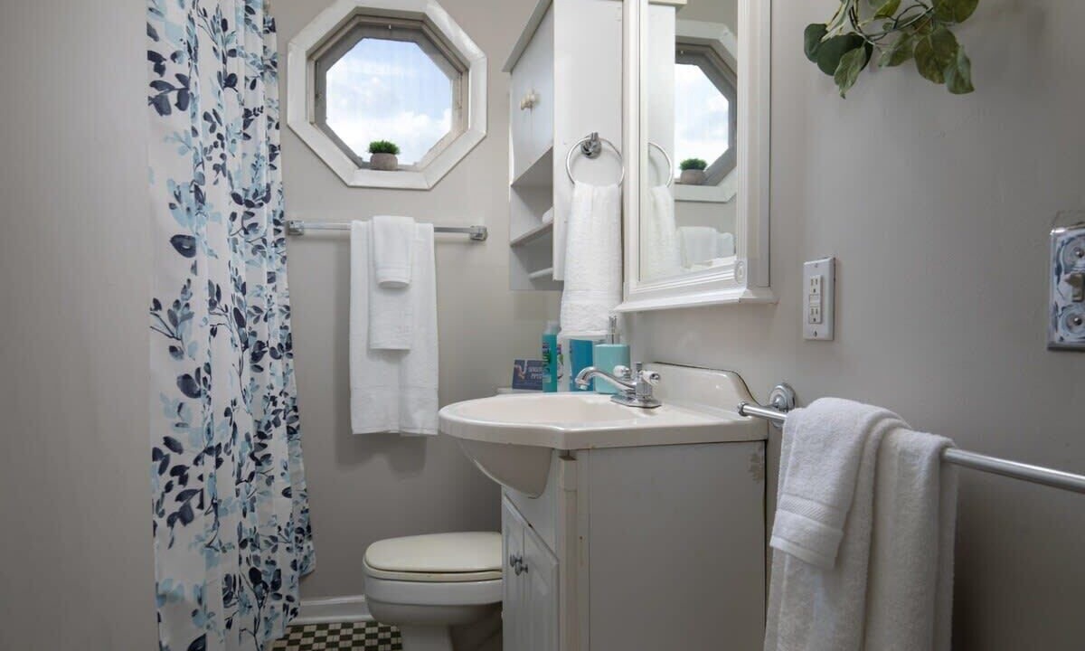Photo of Bathroom in Redmont Park