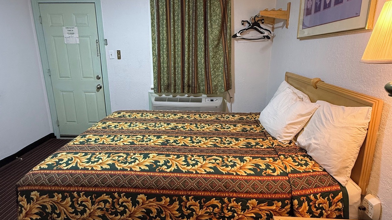 Photo of Bedroom in Many