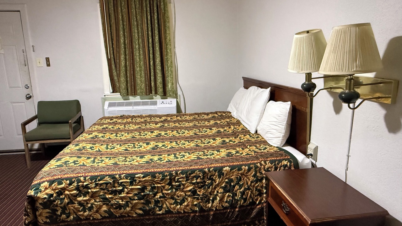 Photo of Bedroom in Many