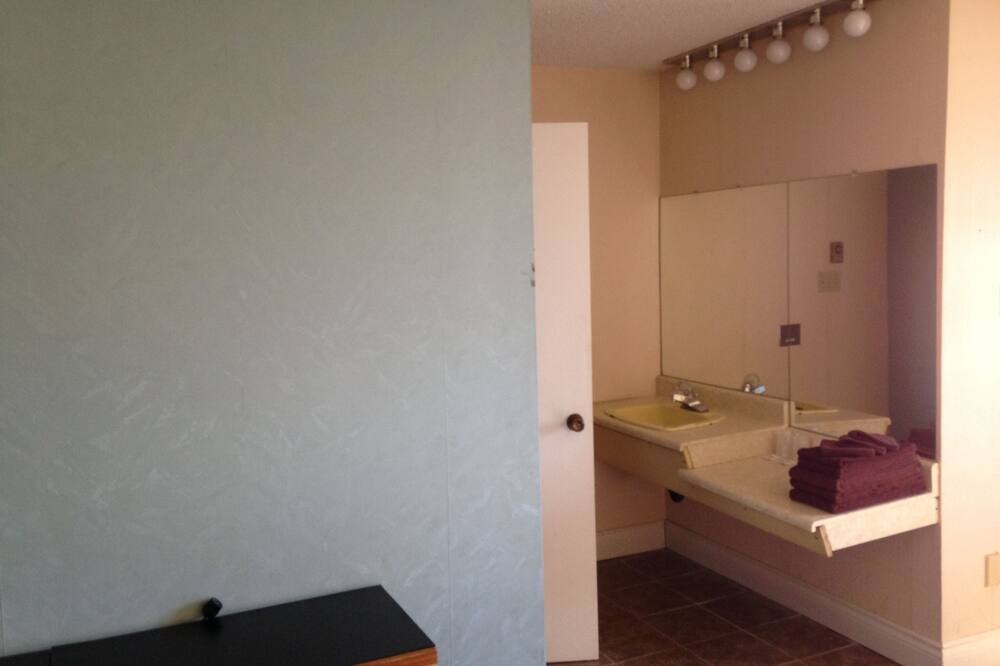 Photo of Bathroom in Saint-Mathieu-de-Beloeil