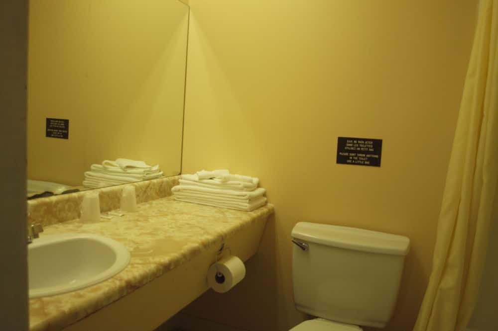 Photo of Bathroom in Saint-Mathieu-de-Beloeil