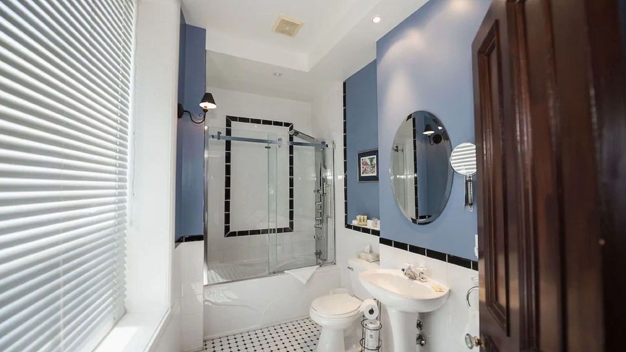 Photo of Bathroom in Quartier des Spectacles