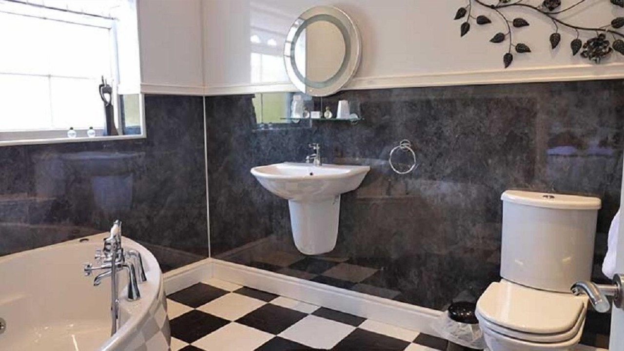 Photo of Bathroom in Pont Yates