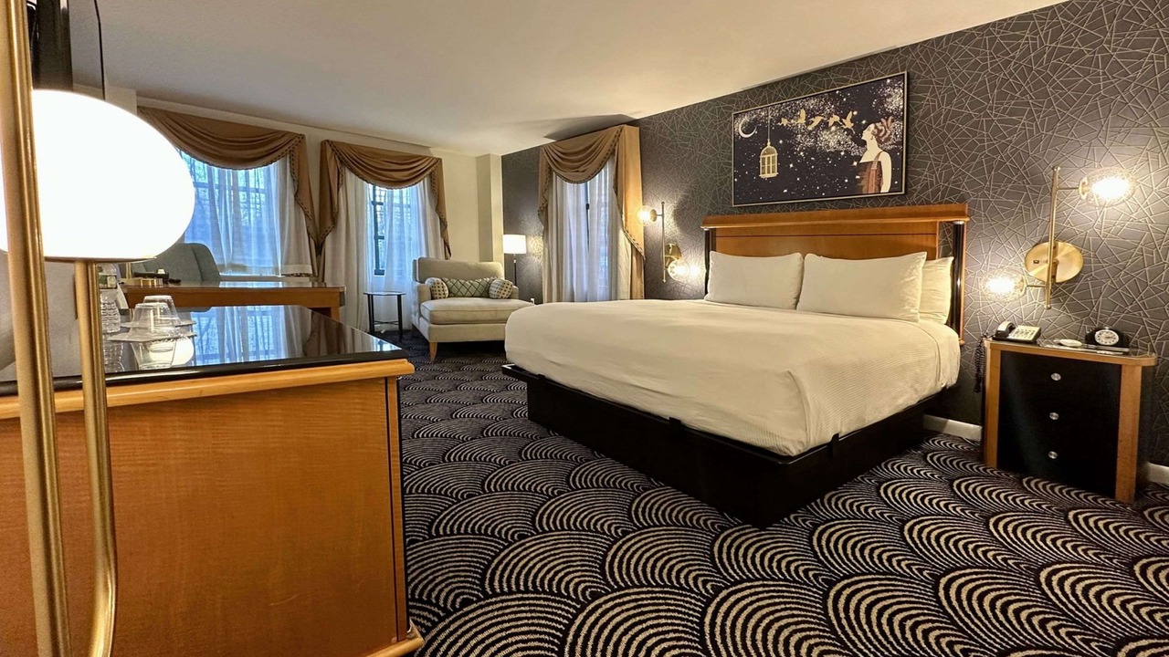 Photo of Bedroom in Great Neck Plaza