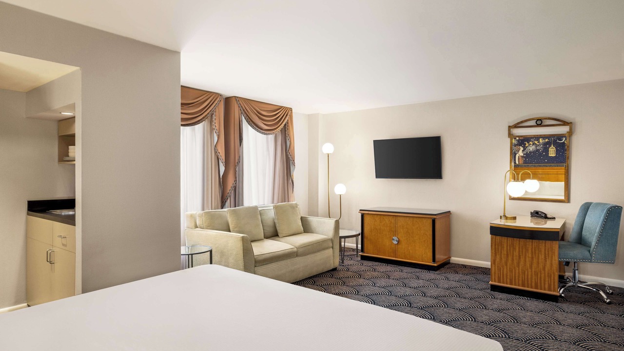 Photo of Bedroom in Great Neck Plaza
