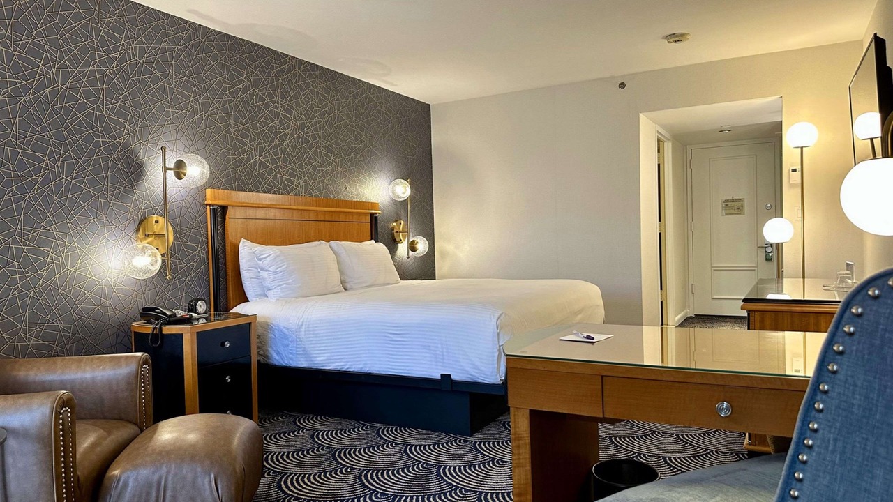 Photo of Bedroom in Great Neck Plaza