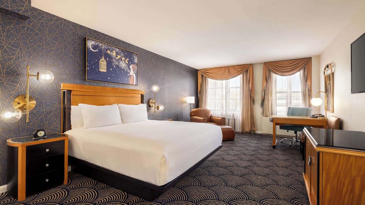 Photo of Bedroom in Great Neck Plaza