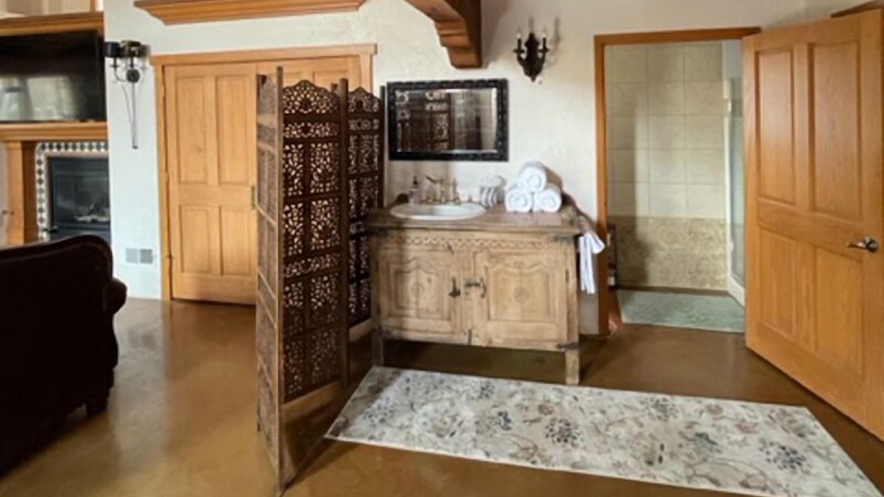Photo of Bathroom in Los Ranchos de Albuquerque
