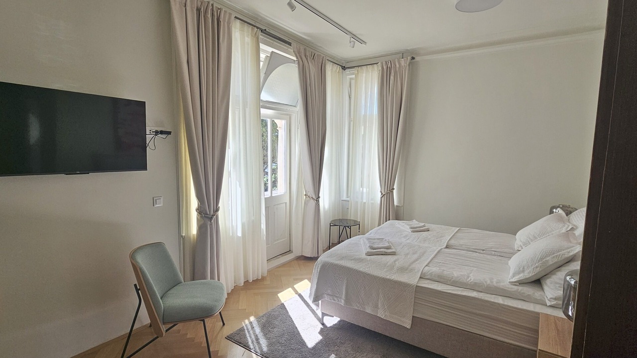 Photo of Bedroom in Pile