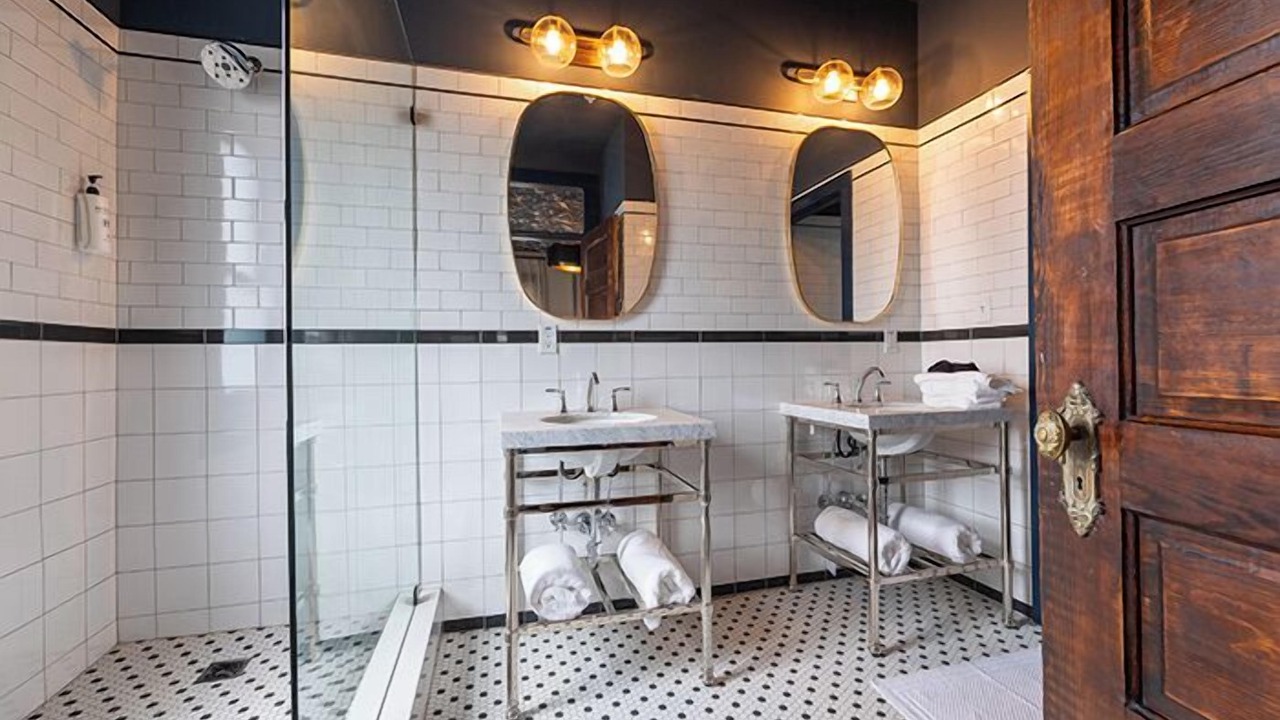 Photo of Bathroom in South Main Historic District