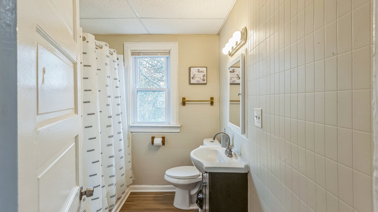 Photo of Bathroom in Downtown Niagara Falls