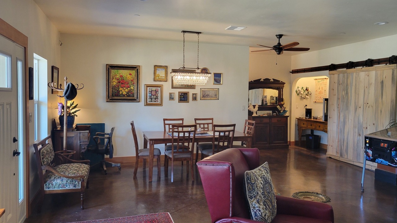Photo of Livingroom in South Cascades Area