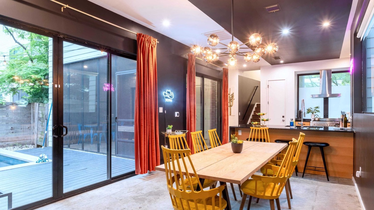 Photo of Livingroom in East Cesar Chavez
