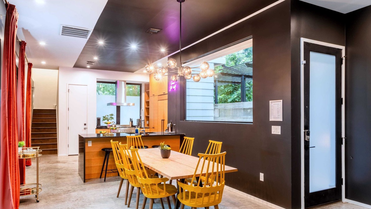Photo of Livingroom in East Cesar Chavez