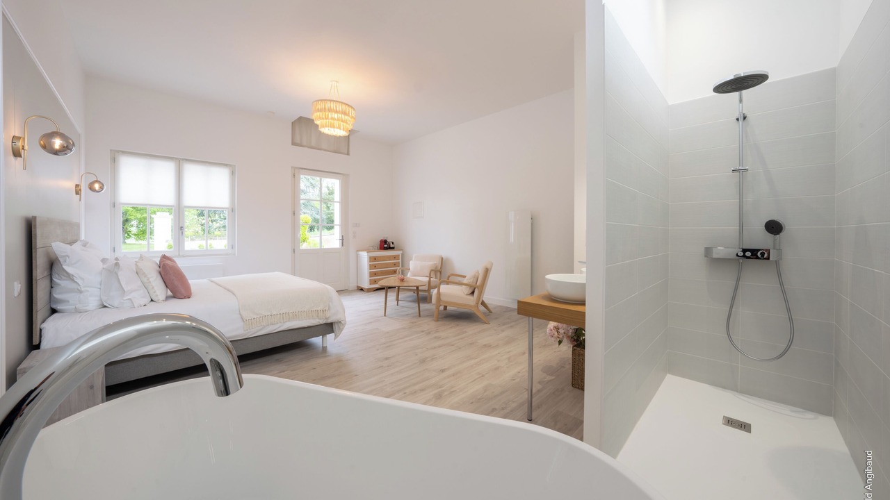Photo of Bedroom in Distre