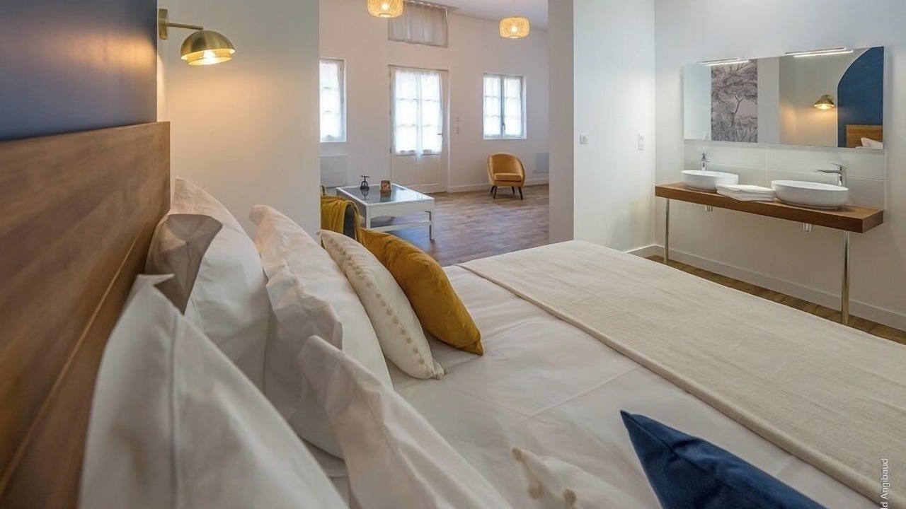Photo of Bedroom in Distre
