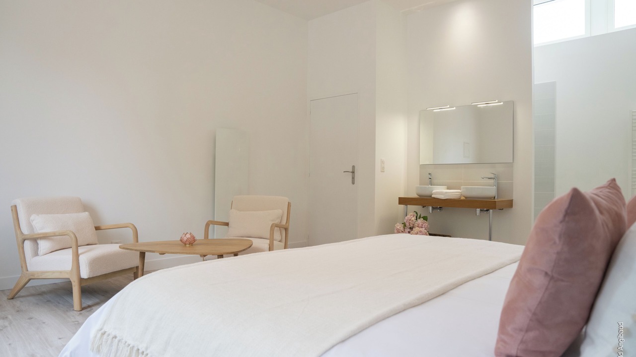 Photo of Bedroom in Distre