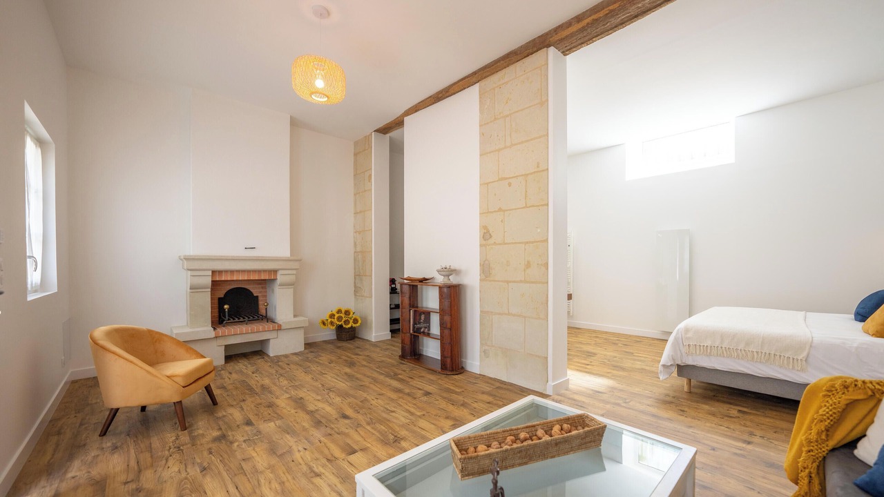 Photo of Bedroom in Distre