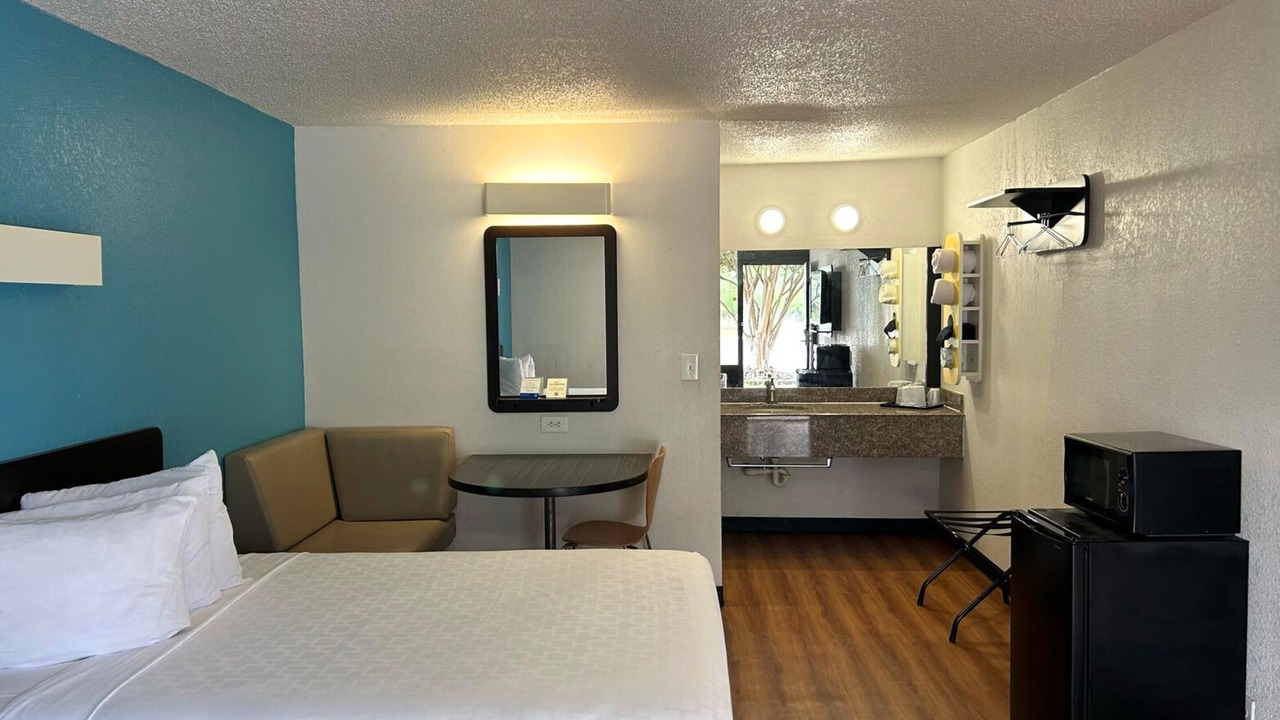 Photo of Bedroom in Beeville