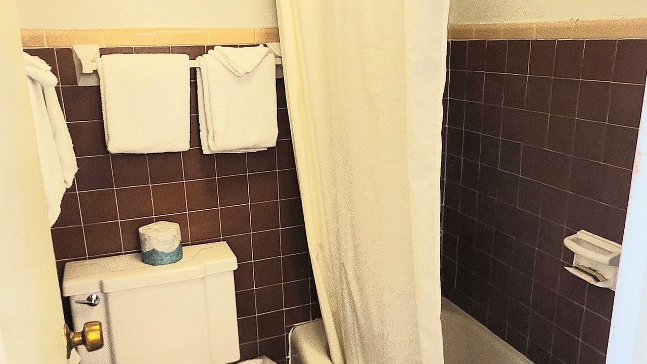 Photo of Bathroom in Lakeview