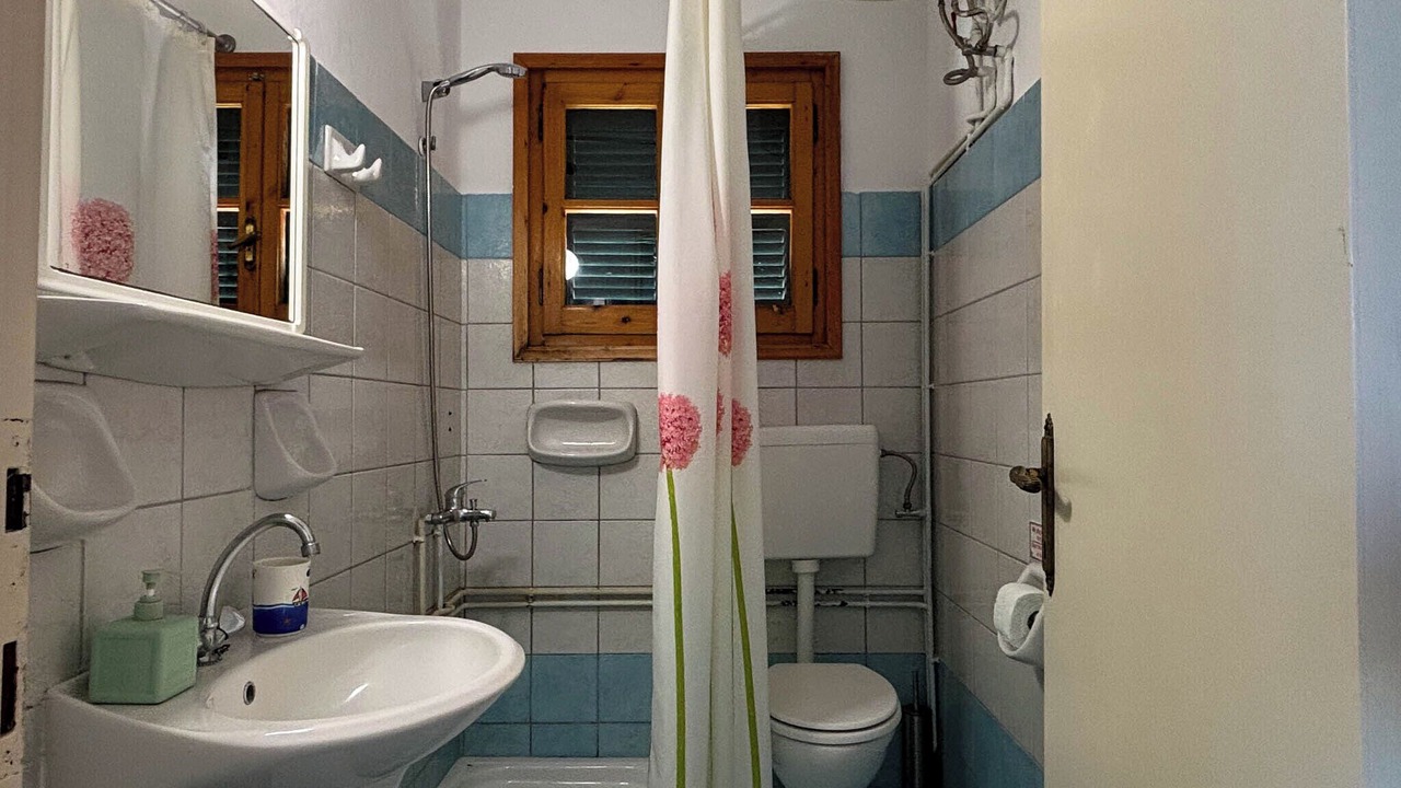 Photo of Bathroom in Petaleia