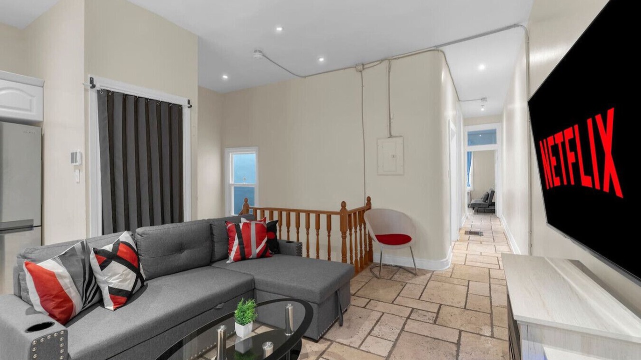 Photo of Livingroom in Church and Wellesley