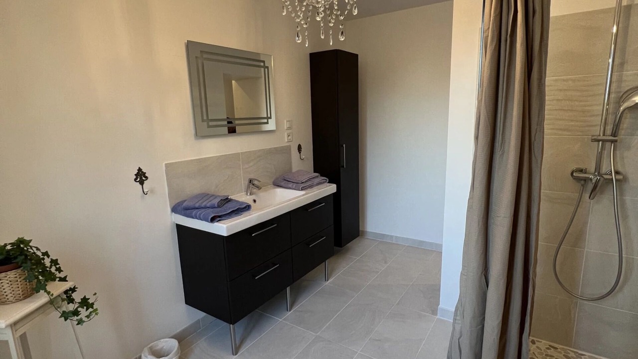 Photo of Bathroom in Neuilly-le-Real