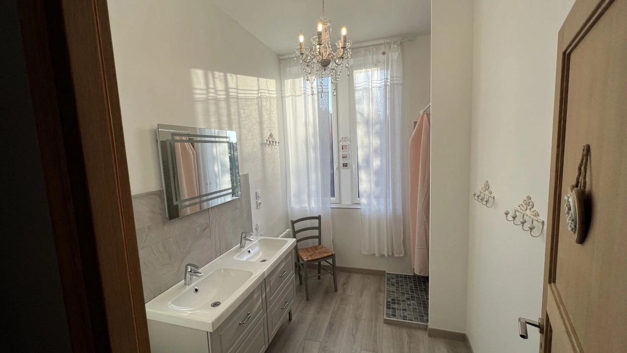 Photo of Bathroom in Neuilly-le-Real