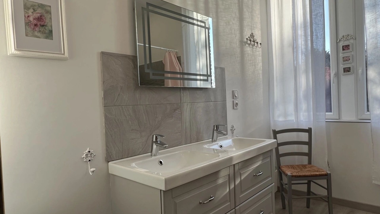 Photo of Bathroom in Neuilly-le-Real