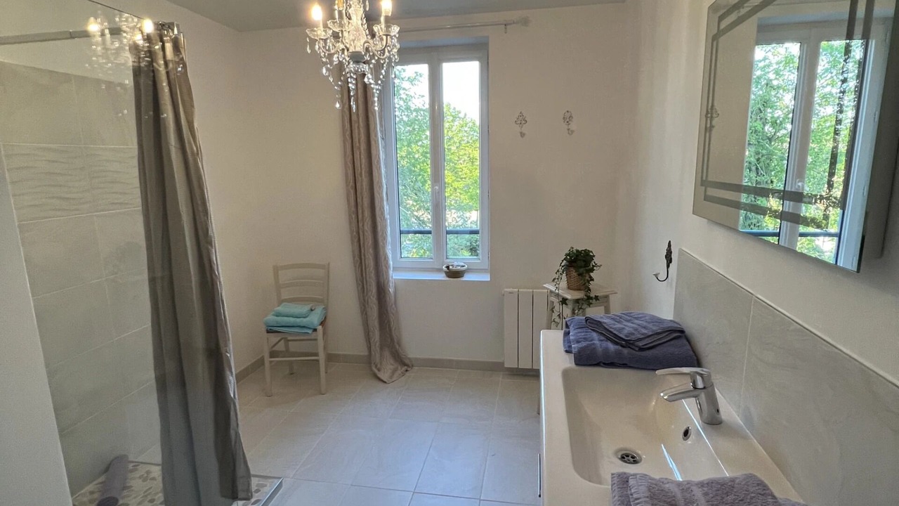 Photo of Bathroom in Neuilly-le-Real