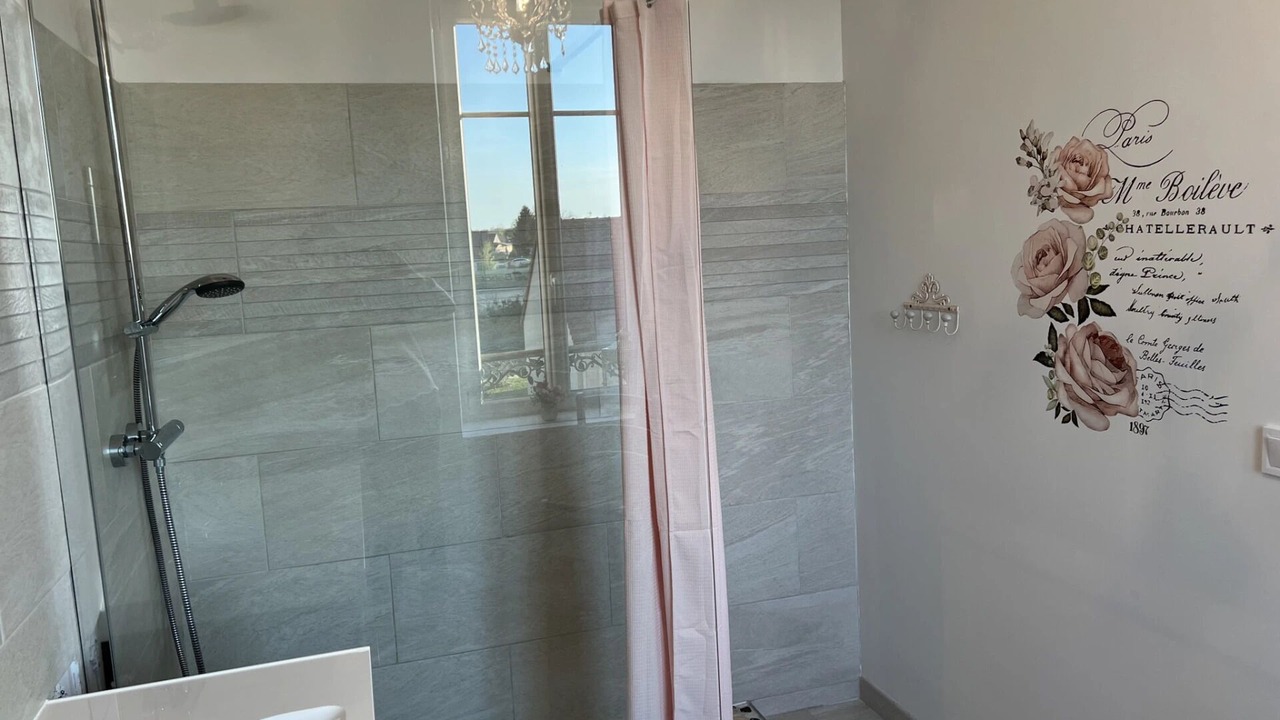 Photo of Bathroom in Neuilly-le-Real