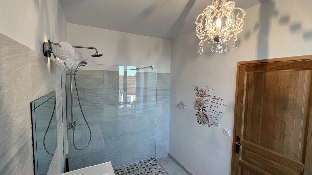 Photo of Bathroom in Neuilly-le-Real