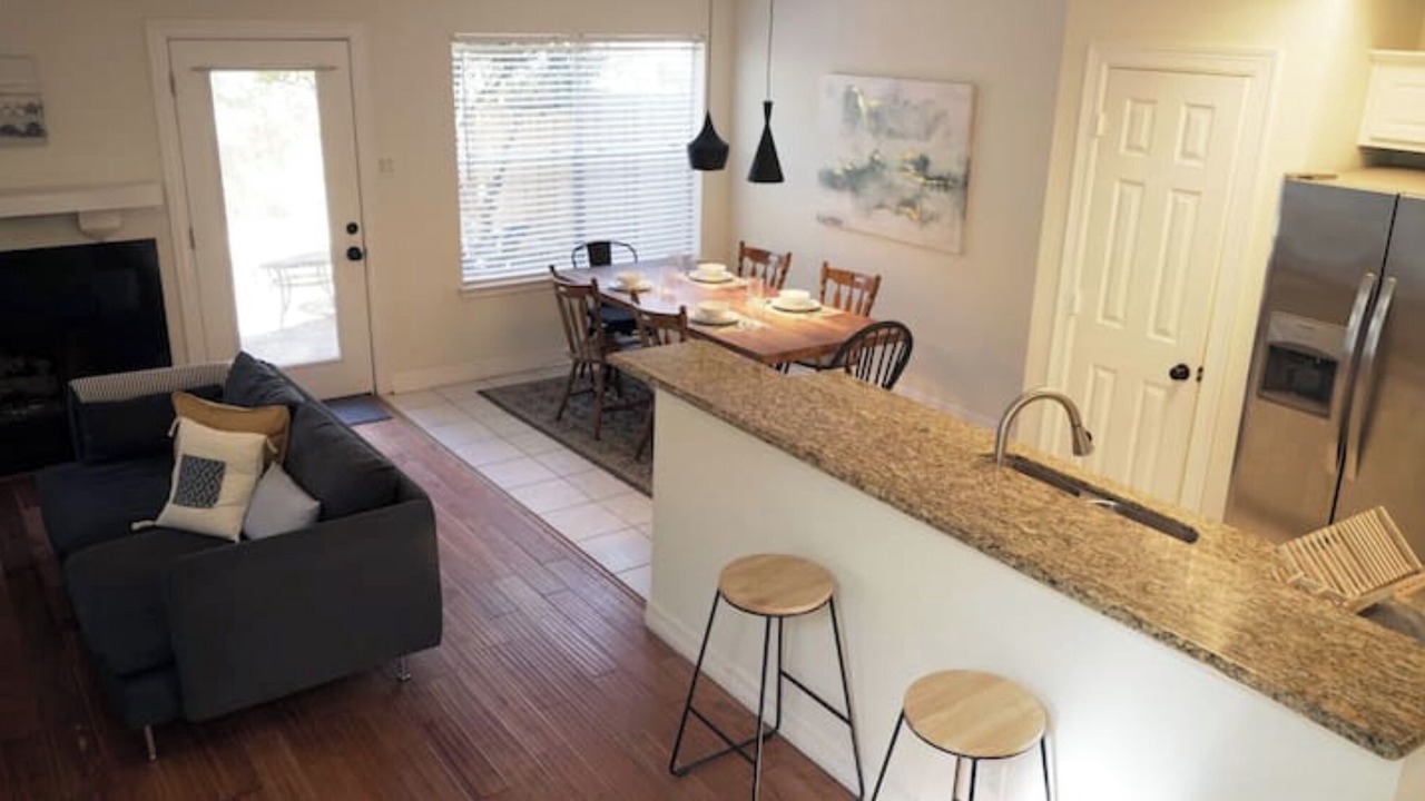 Photo of Livingroom in Alden Bridge