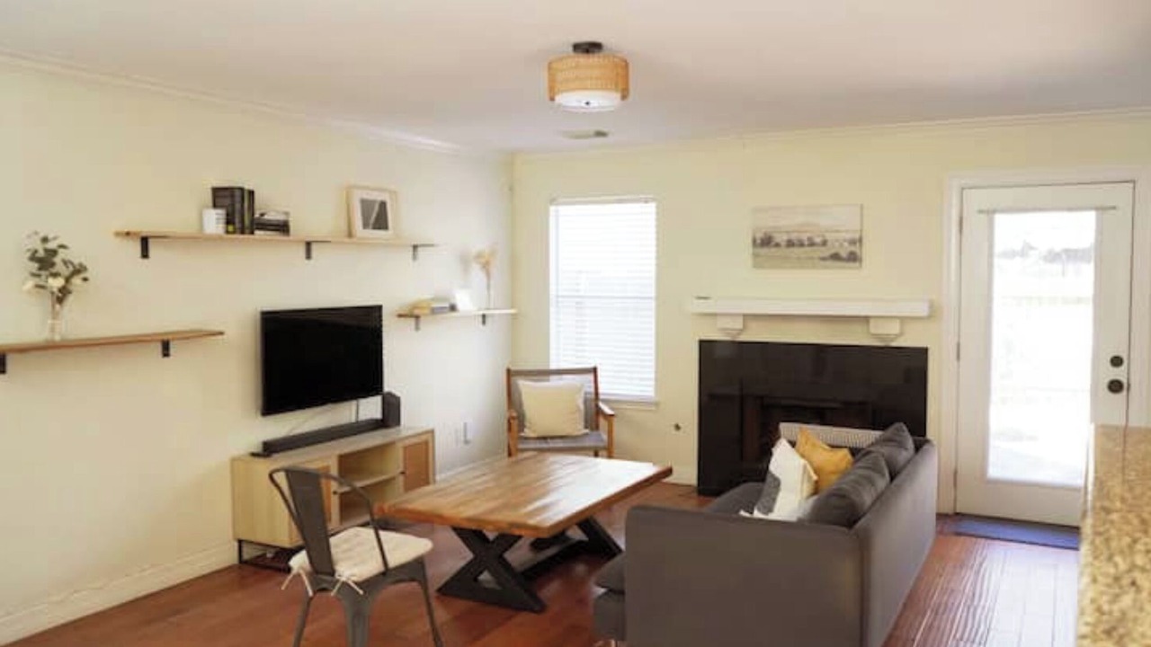 Photo of Livingroom in Alden Bridge