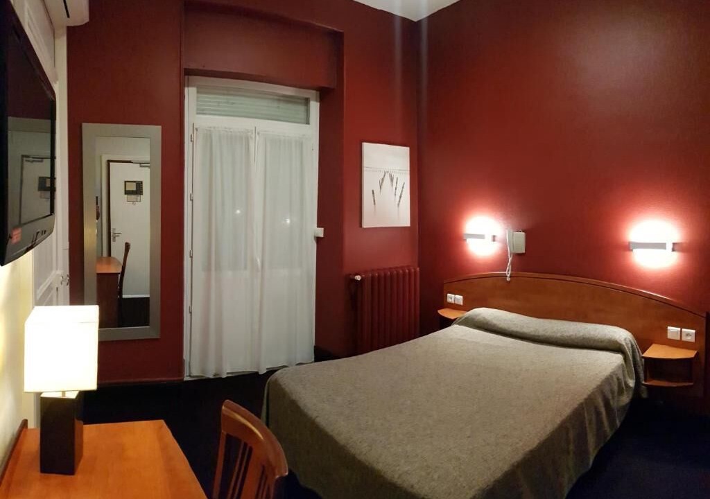 Photo of Bedroom in Oloron-Sainte-Marie