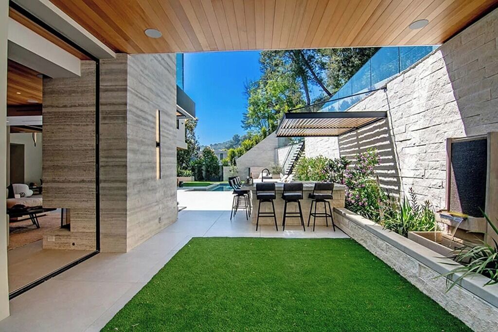 Photo of Patio Balcony in Beverly Glen