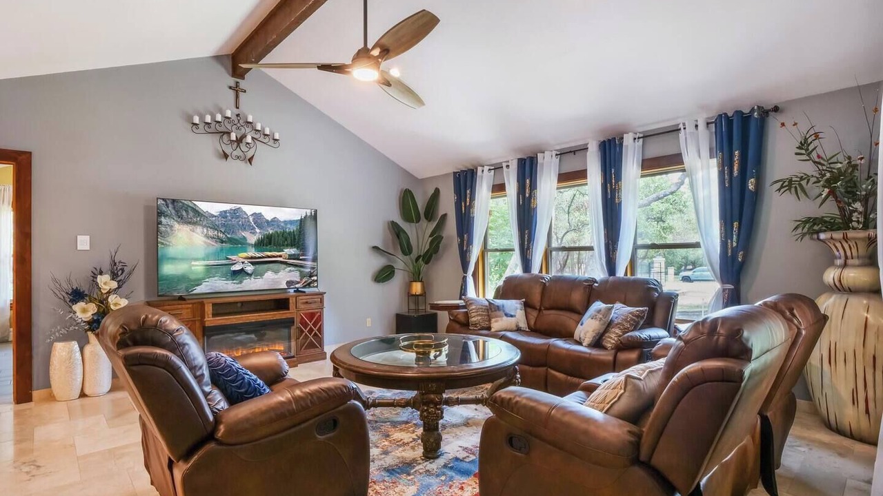 Photo of Livingroom in Hudson Bend