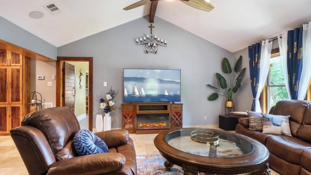Photo of Livingroom in Hudson Bend