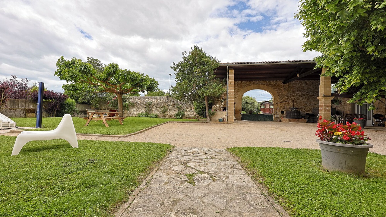 Photo of Outdoor in Chanos-Curson