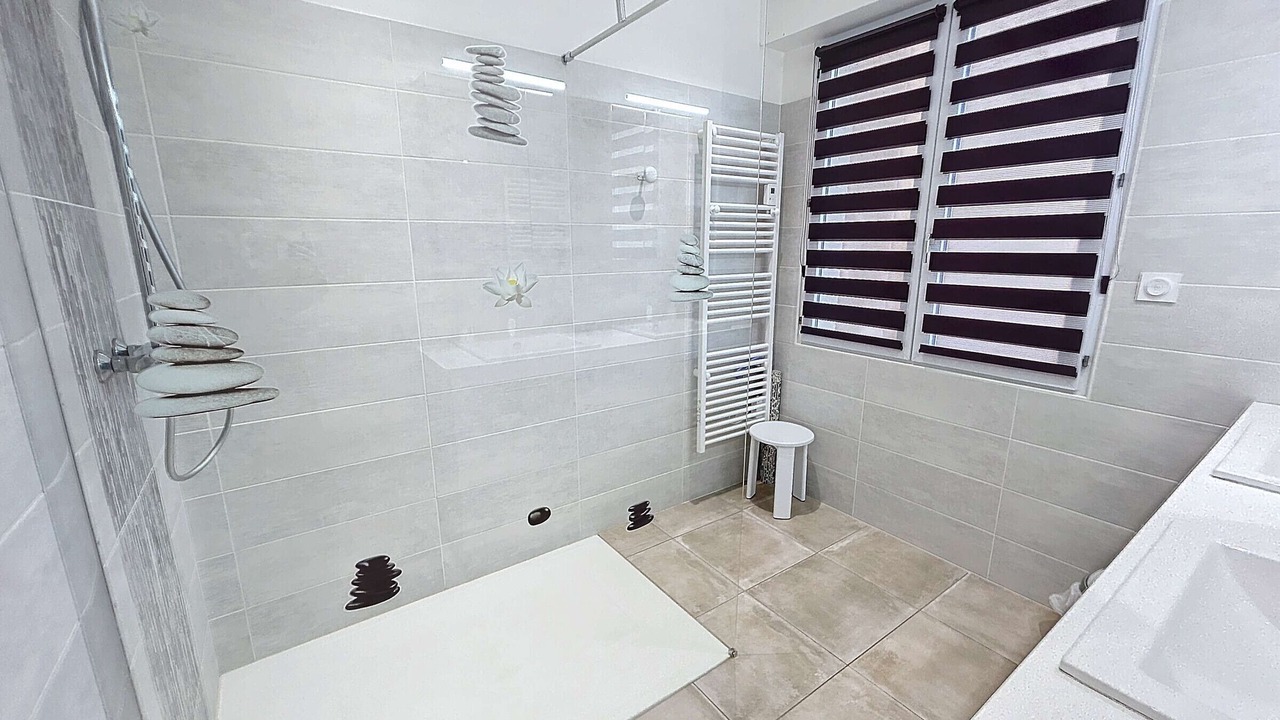 Photo of Bathroom in Saint-Pair-sur-Mer