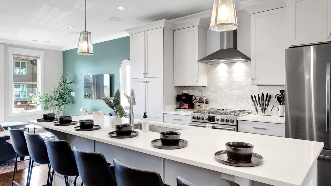 Photo of Others in Eighth Avenue