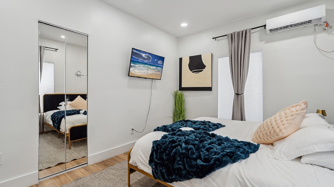 Photo of Bedroom in Hollywood South Central Beach