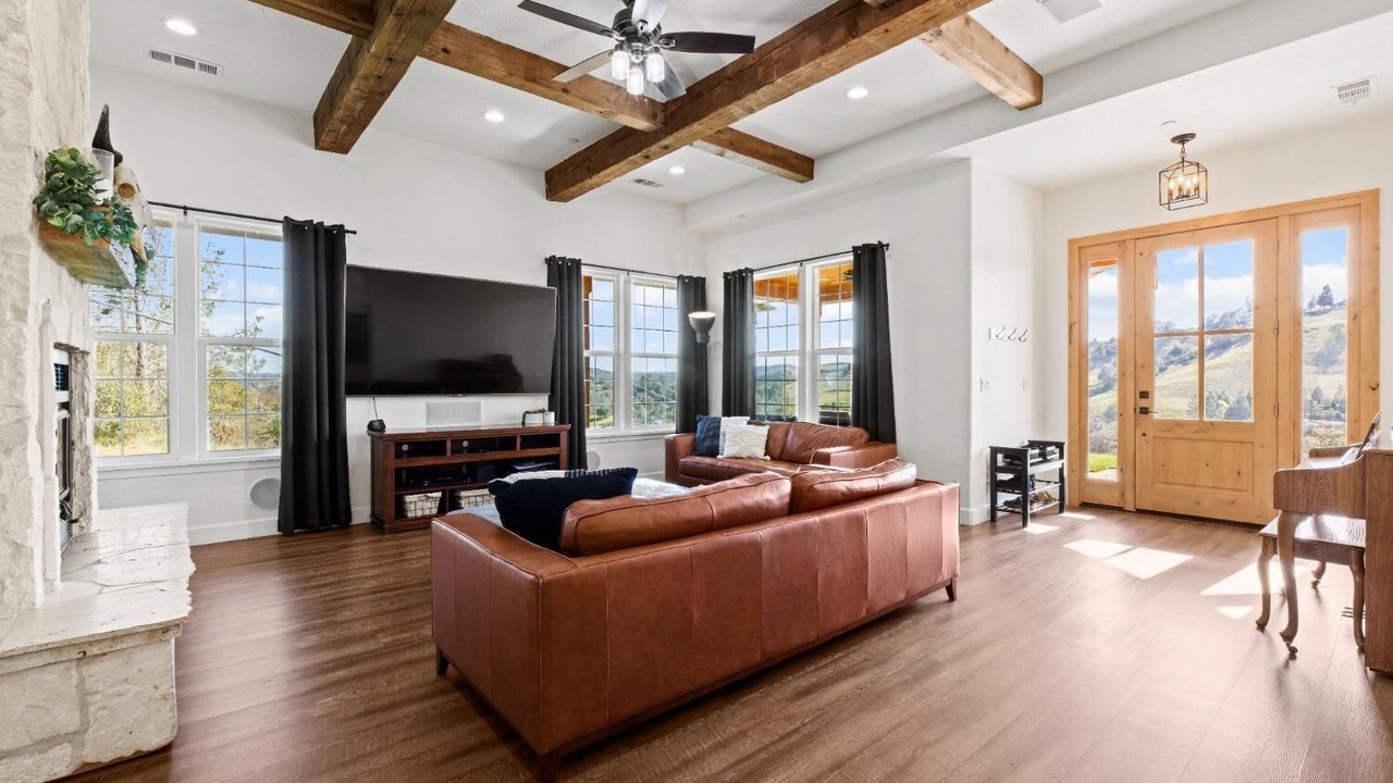 Photo of Livingroom in Jayhawk