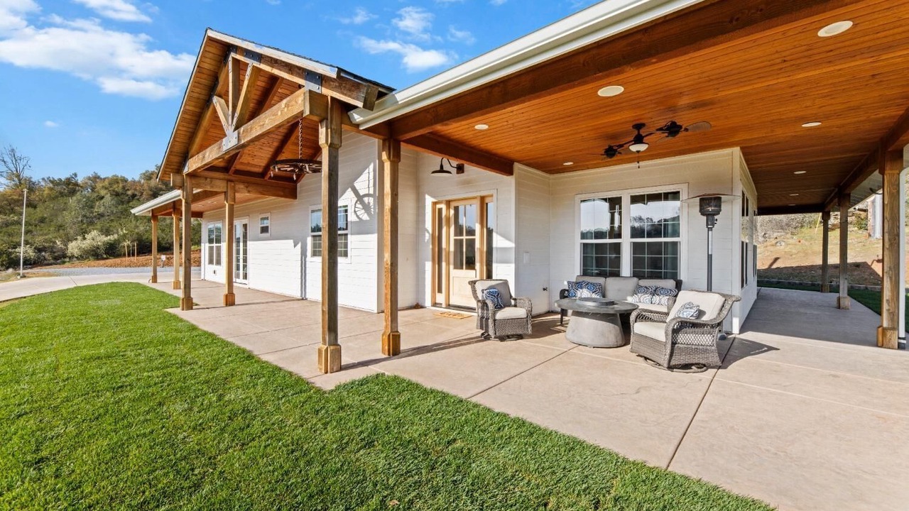 Photo of Patio Balcony in Jayhawk