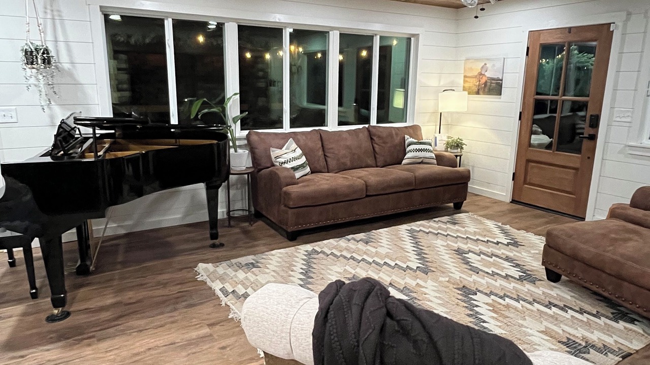 Photo of Livingroom in Bates